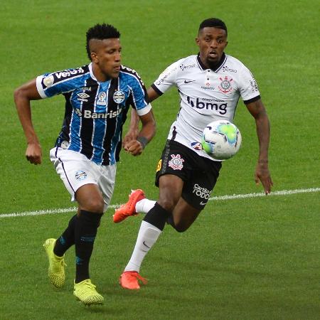 Jonathan Cafú, do Corinthians, disputa bola com Cortez, do Grêmio, em jogo do Brasileirão - Bruno Ulivieri/AGIF