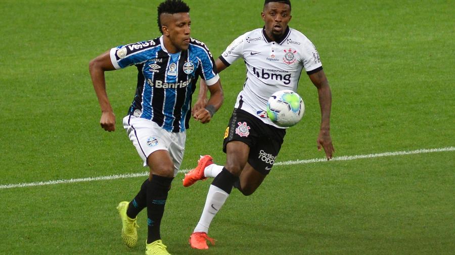 Jonathan Cafú, do Corinthians, disputa bola com Cortez, do Grêmio, em jogo do Brasileirão - Bruno Ulivieri/AGIF