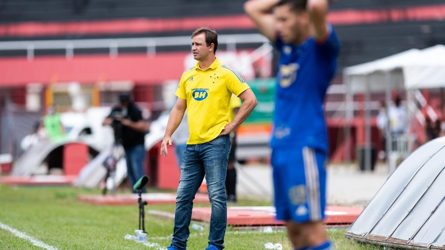 Felipe Conceição fez críticas ao gramado do Manduzão e pediu atenção da FMF com o estádio - Bruno Haddad/Cruzeiro