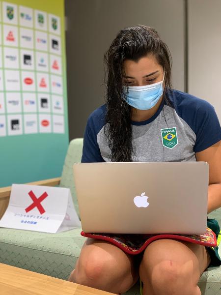 Giulia Guarieiro, da seleção feminina de handebol, estuda durante as Olimpíadas - Arquivo pessoal