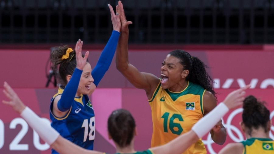 Jogadoras do Brasil comemoram ponto sobre o Comitê Olímpico Russo no vôlei feminino - Julio César Guimarães/COB