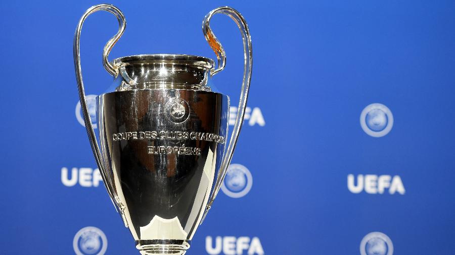 Troféu da Liga dos Campeões da Europa, exposto durante sorteio de uma fase preliminar da edição de 2021-22 - Richard Juilliart/UEFA via Getty Images