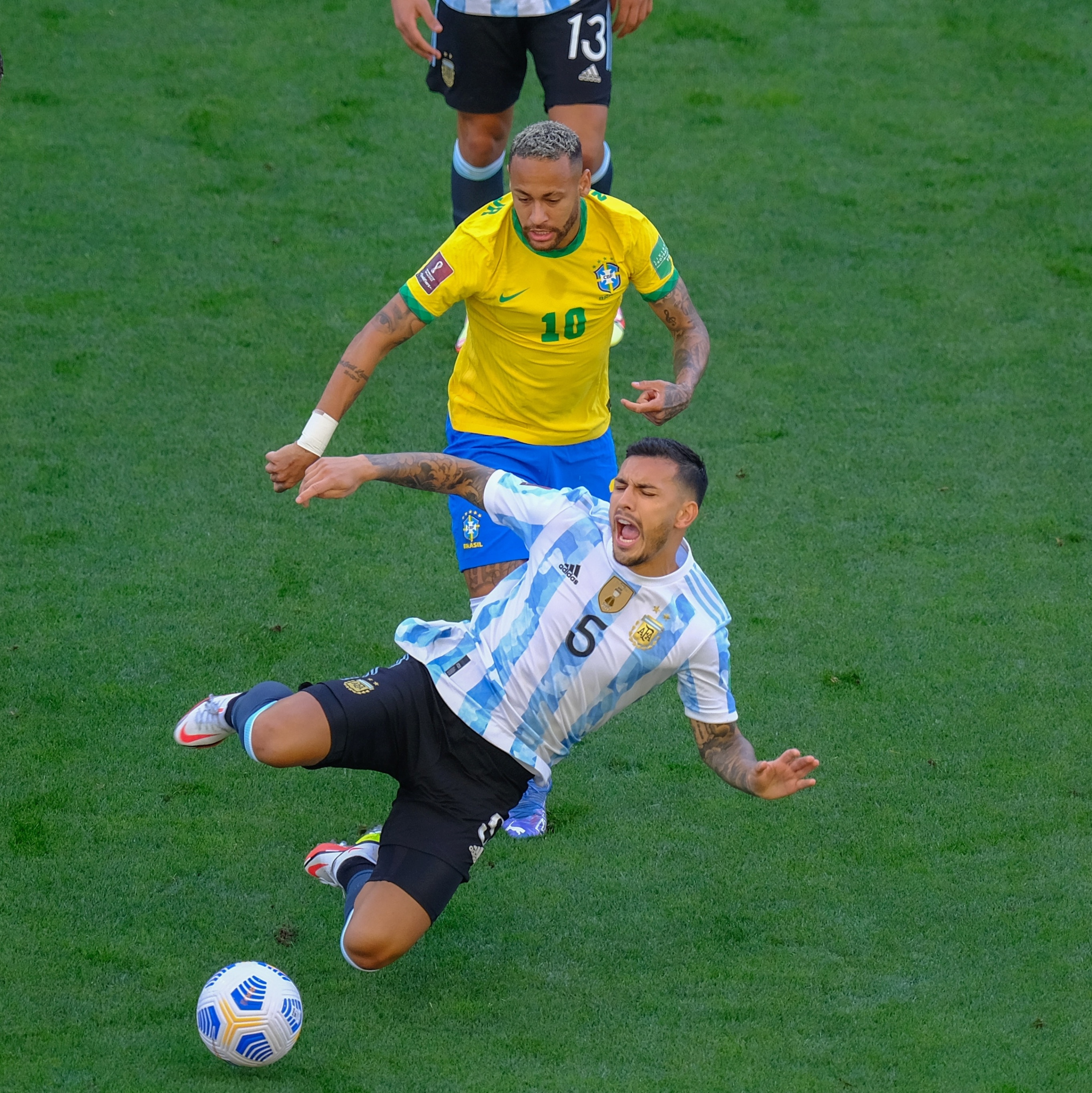 Belo Horizonte - MG - 10/11/2016 - Eliminatorias da copa do Mundo 2018  Brasil x Argentina, Neymar do Brasil disputa lance contra jogador da  Argentina pela eliminatoria da copa do Mundo de