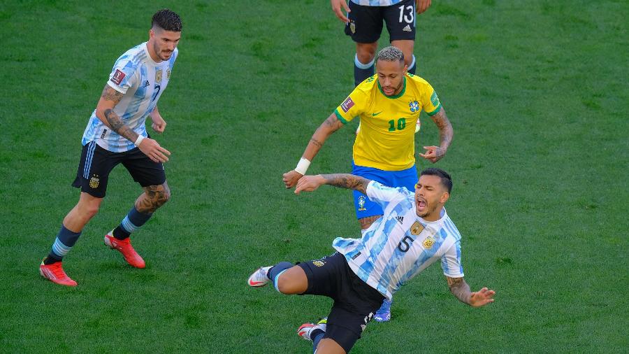 Neymar divide com Paredes em lance do começo de Brasil x Argentina na Neo Química Arena - Marcello Zambrana/AGIF