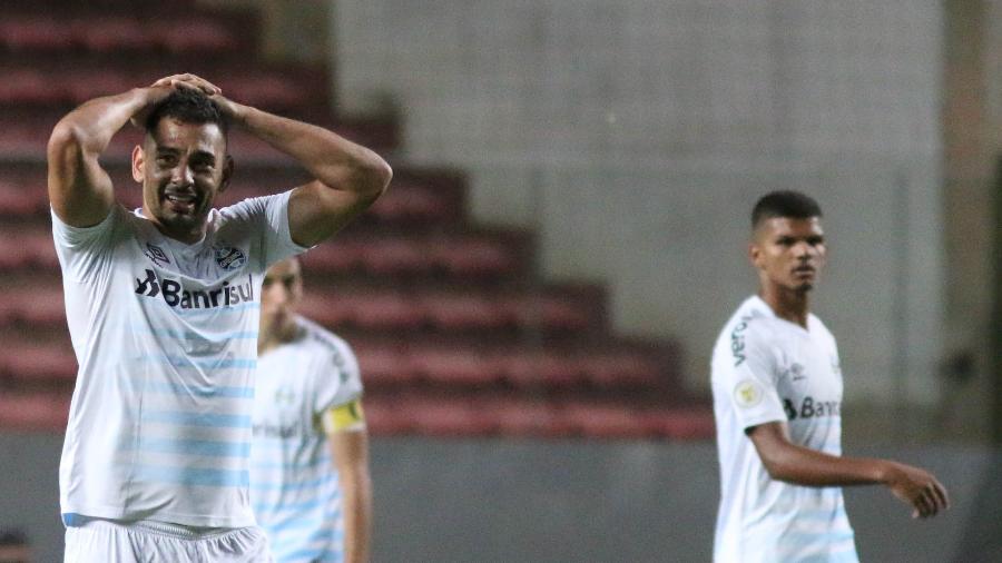 Diego Souza se desespera com durante a derrota do Grêmio para o América em Belo Horizonte por 3 a 1 - Fernando Moreno/AGIF
