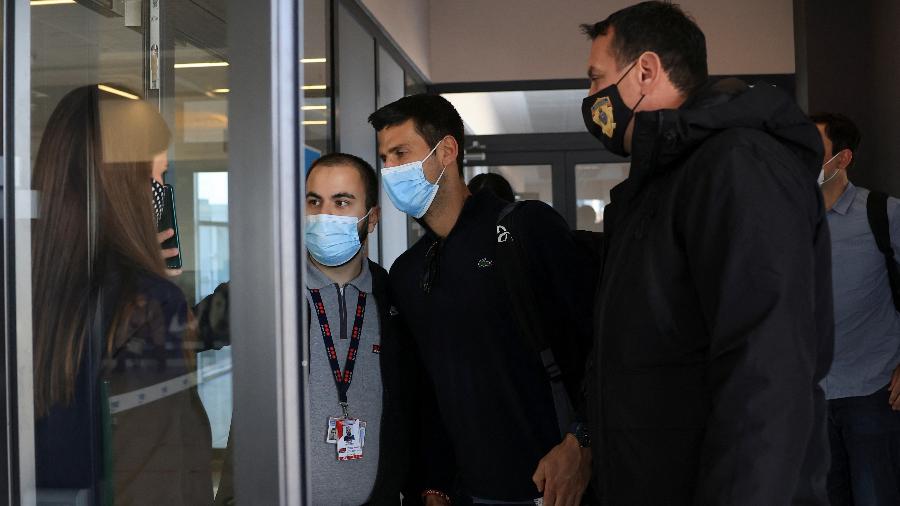 Novak Djokovic, na chegada ao Aeroporto Internacional de Belgrado, na Sérvia - REUTERS/Christopher Pike