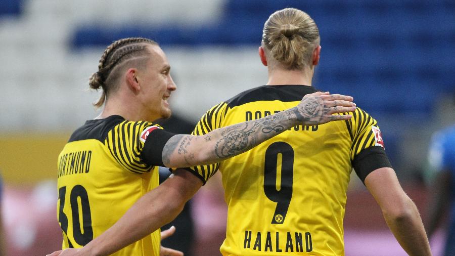 Jogadores do Borussia Dortmund celebram gol sobre o Hoffenheim no Alemão - DANIEL ROLAND/AFP