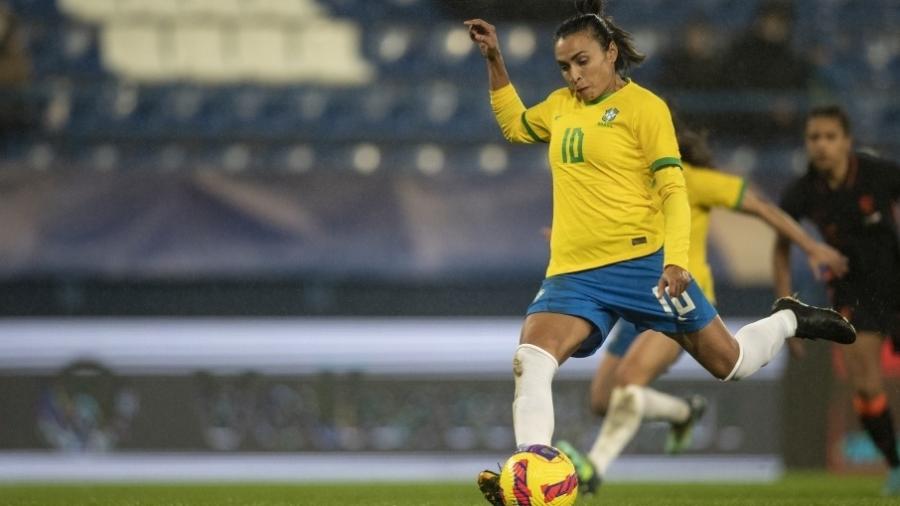 Marta em cobrança de pênalti no jogo entre Brasil e Holanda - Thais Magalhães/CBF