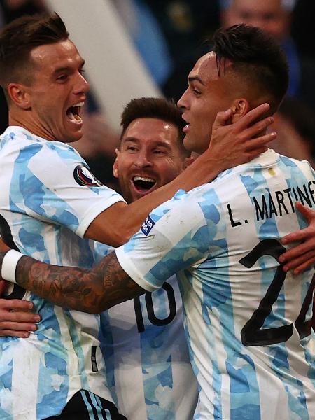 Lo Celso, Messi e Lautaro Martínez comemoram gol da Argentina no duelo diante da Itália, válido pela Finalíssima - Adrian DENNIS / AFP