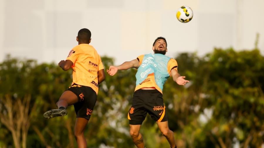 Robert Renan e Bruno Méndez disputam pelo alto jogada durante treino do Corinthians - Rodrigo Coca/Agência Corinthians