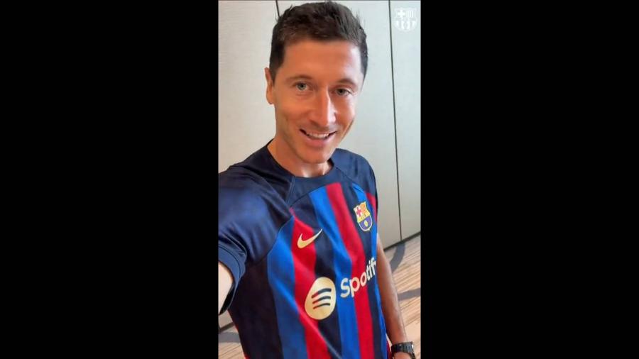 Lewandowski posa com camisa do Barcelona - Reprodução/Twitter