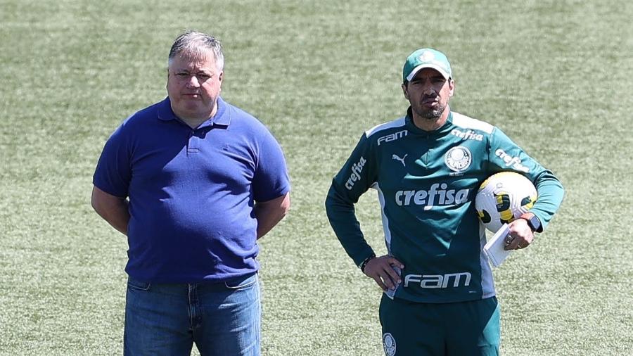 O diretor de futebol Anderson Barros e o técnico Abel Ferreira (D), da SE Palmeiras, durante treinamento, na Academia de Futebol. (Foto: Cesar Greco) - Cesar Greco