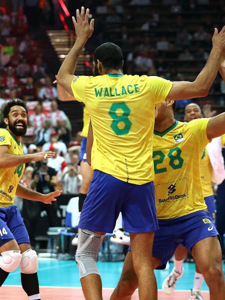 Brasil comemora a conquista do bronze no Mundial de vôlei masculino após vencer a Eslováquia. Na foto, Fernando Gil, Wallace e Darlan. 11/09/2022 - KACPER PEMPEL/REUTERS