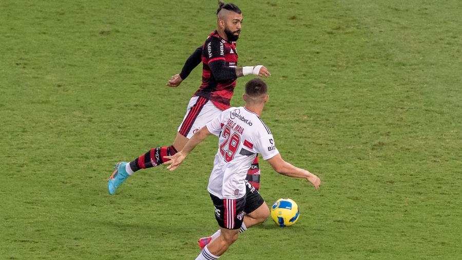 Gabigol e Pablo Maia disputam a bola em Flamengo x São Paulo, duelo da Copa do Brasil - MAGA JR/AGÊNCIA F8/ESTADÃO CONTEÚDO