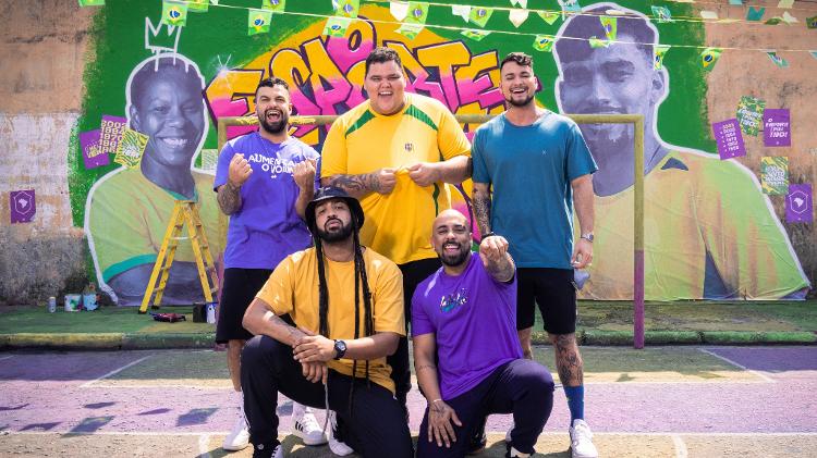 Grupo Menos é Mais em frente ao mural pintado com as imagens de Formiga e Paquetá, em São Paulo - Divulgação/Netshoes - Divulgação/Netshoes