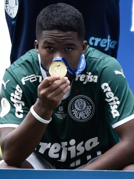Endrick, do Palmeiras, comemora conquista do Brasileirão sub-20 sobre o Corinthians - RONALDO BARRETO/THENEWS2/ESTADÃO CONTEÚDO