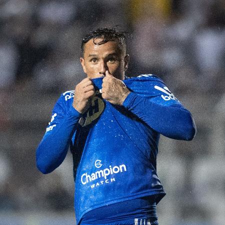 Edu, do Cruzeiro, comemora seu gol durante partida contra o Ponte Preta pela Série B do Brasileirão - DIOGO REIS/AGIF - AGÊNCIA DE FOTOGRAFIA/ESTADÃO CONTEÚDO