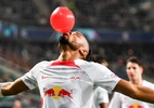 Atacante do Leipzig enche balão em campo após marcar na Champions; veja - DeFodi Images/DeFodi Images via Getty Images