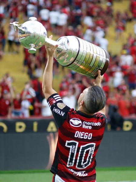 Diego levanta a taça da Libertadores conquistada pelo Flamengo no Equador - Foto: Gilvan de Souza/Flamengo