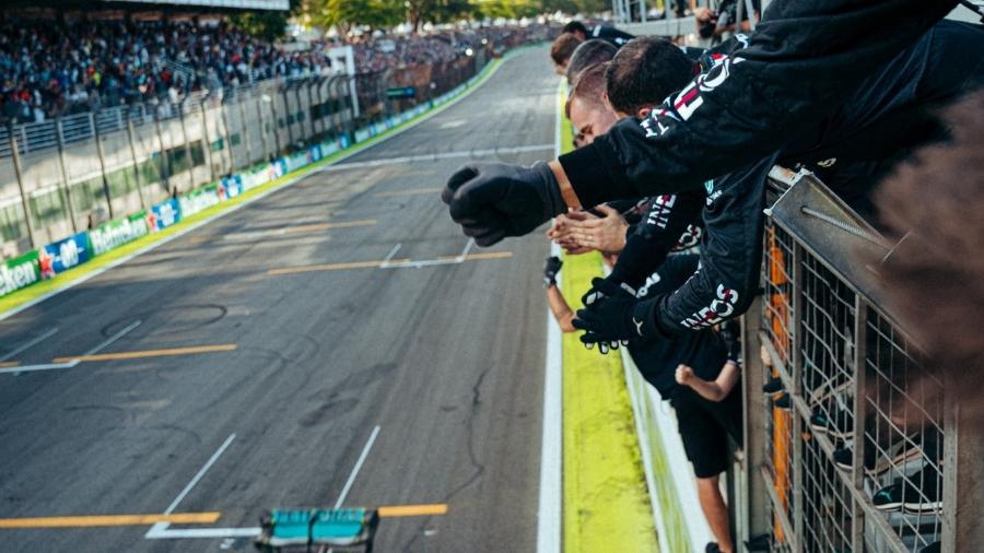 Mecânicos da Mercedes comemoram a vitória de George Russell na corrida sprint de Interlagos - Mercedes