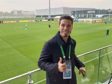 Hernanes vai além de profeta e usa lado engenheiro em aulas de futebol