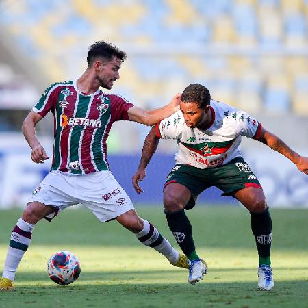Martinelli, do Fluminense, disputa lance com Emerson Carioca, da Portuguesa, no Carioca 2023