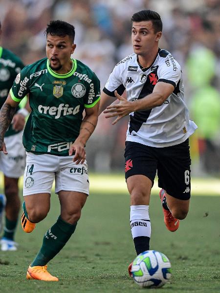 Artur e Lucas Piton disputam a bola na partida entre Vasco e Palmeiras pelo Campeonato Brasileiro 2023 - Thiago Ribeiro/AGIF