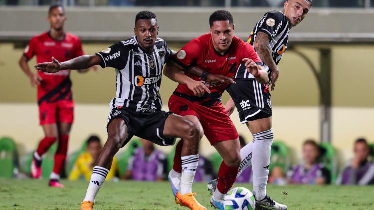 Edenílson e Vitor Roque disputam a bola em Atlético-MG x Athletico - Gilson Junio/AGIF - Gilson Junio/AGIF