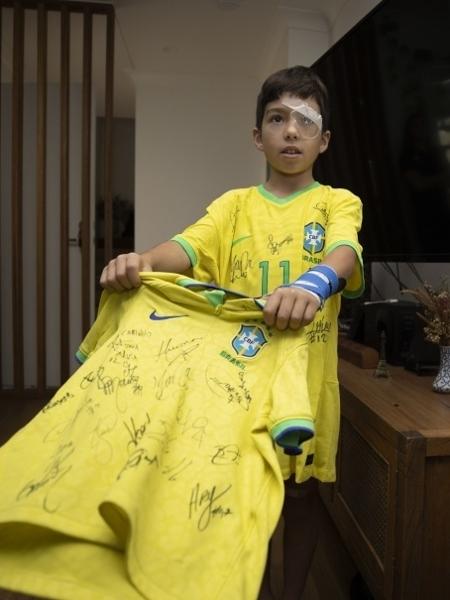 Theo com a camisa autografada pelas jogadoras da seleção brasileira feminina