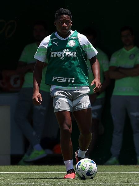 Endrick, do Palmeiras, durante treinamento na Academia de Futebol