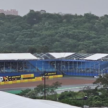 Danos em arquibancada no circuito de Interlagos após forte chuva durante a classificação