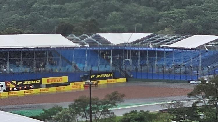 Danos em arquibancada no circuito de Interlagos após forte chuva durante a classificação