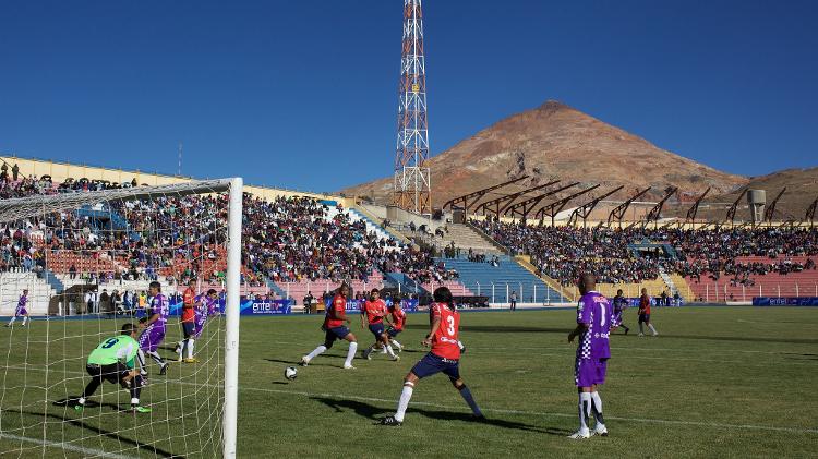Vista do estádio Victor Agustin Ugarte, em Potosí (Bolívia)