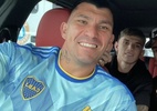 Medel veste camisa e vê derrota do Boca Juniors ao lado de outros vascaínos - Reprodução/Instagram