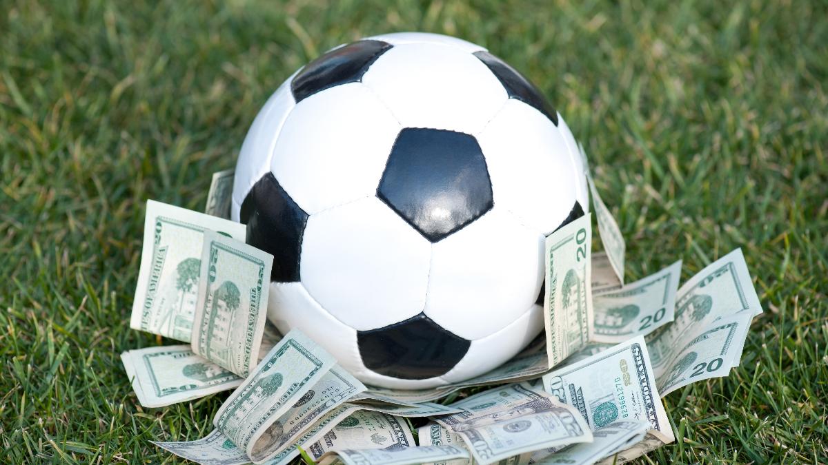 Estudo: 23% dos torcedores topariam se endividar por causa de futebol