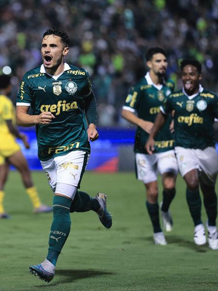 Raphael Veiga comemora gol marcado pelo Palmeiras contra o Mirassol