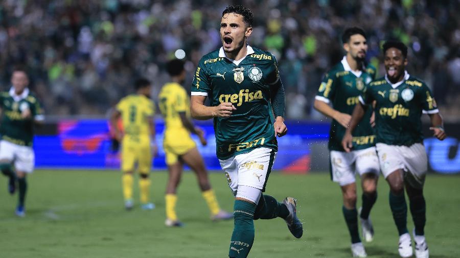 Raphael Veiga comemora gol marcado pelo Palmeiras contra o Mirassol