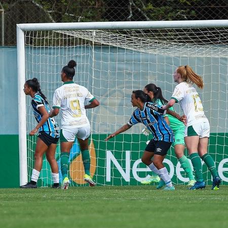 Jogadoras de Palmeiras e Grêmio em ação pelo Brasileirão feminino