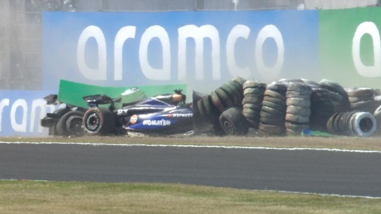 Alex Albon (Williams) e Daniel Ricciardo (Racing Bulls), ao fundo), após acidente no GP do Japão