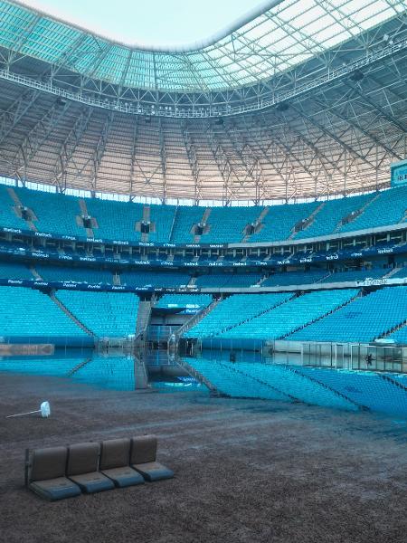 Arena do Grêmio após recuo da água deixa campo à mostra
