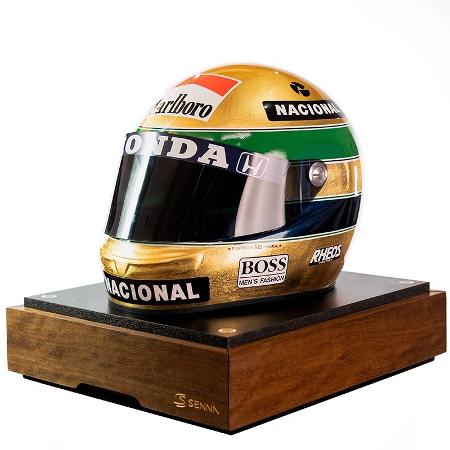 Capacete decorativo exclusivo dos 30 anos de legado de Ayrton Senna