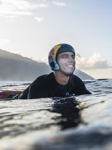 Kauli Vaast de capacete em Teahupoo