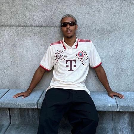 Niklas-Wilson Sommer, jogador do Nuremberg, em foto com a camisa do Bayern de Munique