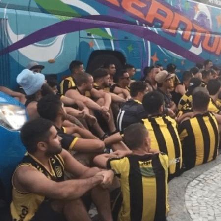 Torcedores do Peñarol detidos no Rio, em 2019, após briga no Leme: um rubro-negro morreu  - Silvia Ribeiro / UOL