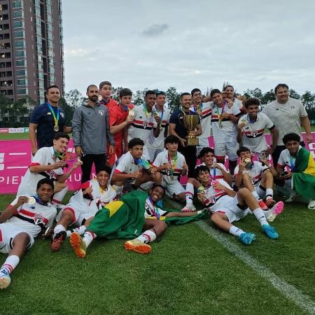 Elenco sub-16 do São Paulo comemora título da Hooray Cup, na China