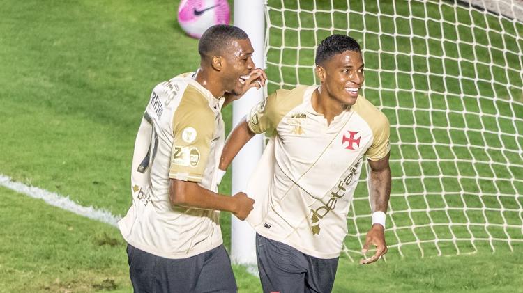 Emerson Rodríguez (à direita) comemora gol em Vasco x Bahia, jogo do Campeonato Brasileiro