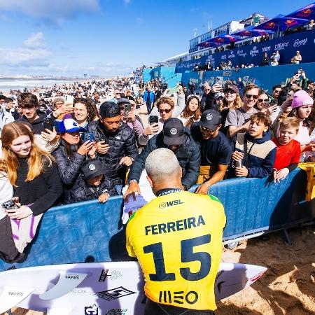 Ítalo Ferreira atende aos fãs na Praia de Supertubos, em Portugal Ítalo Ferreira atende aos fãs na Praia de Supertubos, em Portugal