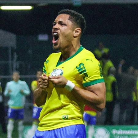 Vitor Roque comemora gol do Palmeiras sobre o Bragantino em confronto do Brasileirão Vitor Roque comemora gol do Palmeiras sobre o Bragantino em confronto do Brasileirão