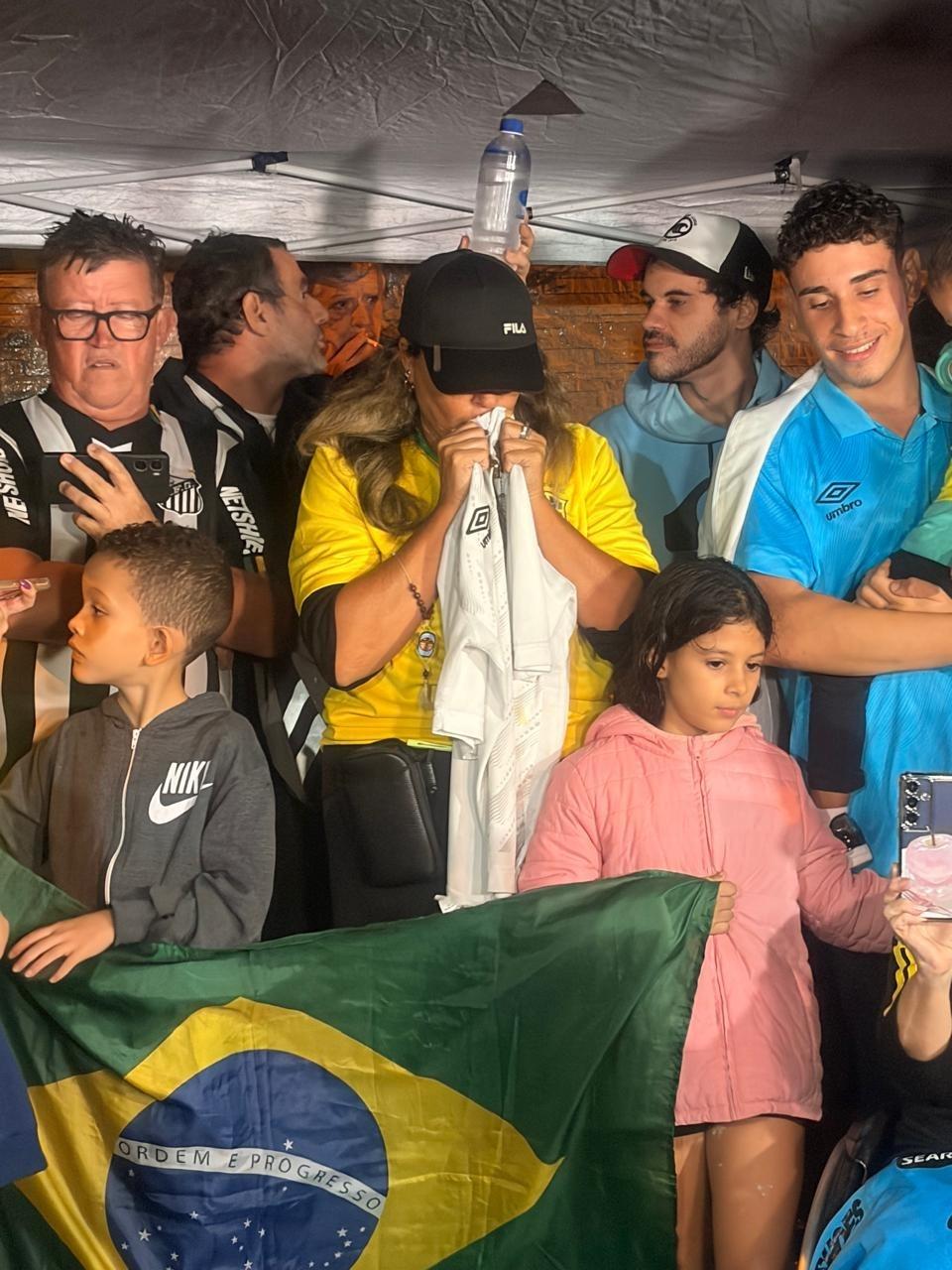 Torcedora reza pela convocação de Neymar - undefined