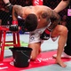 Golpe baixo, dor e v&ocirc;mito: Luta do UFC China termina sem resultado
